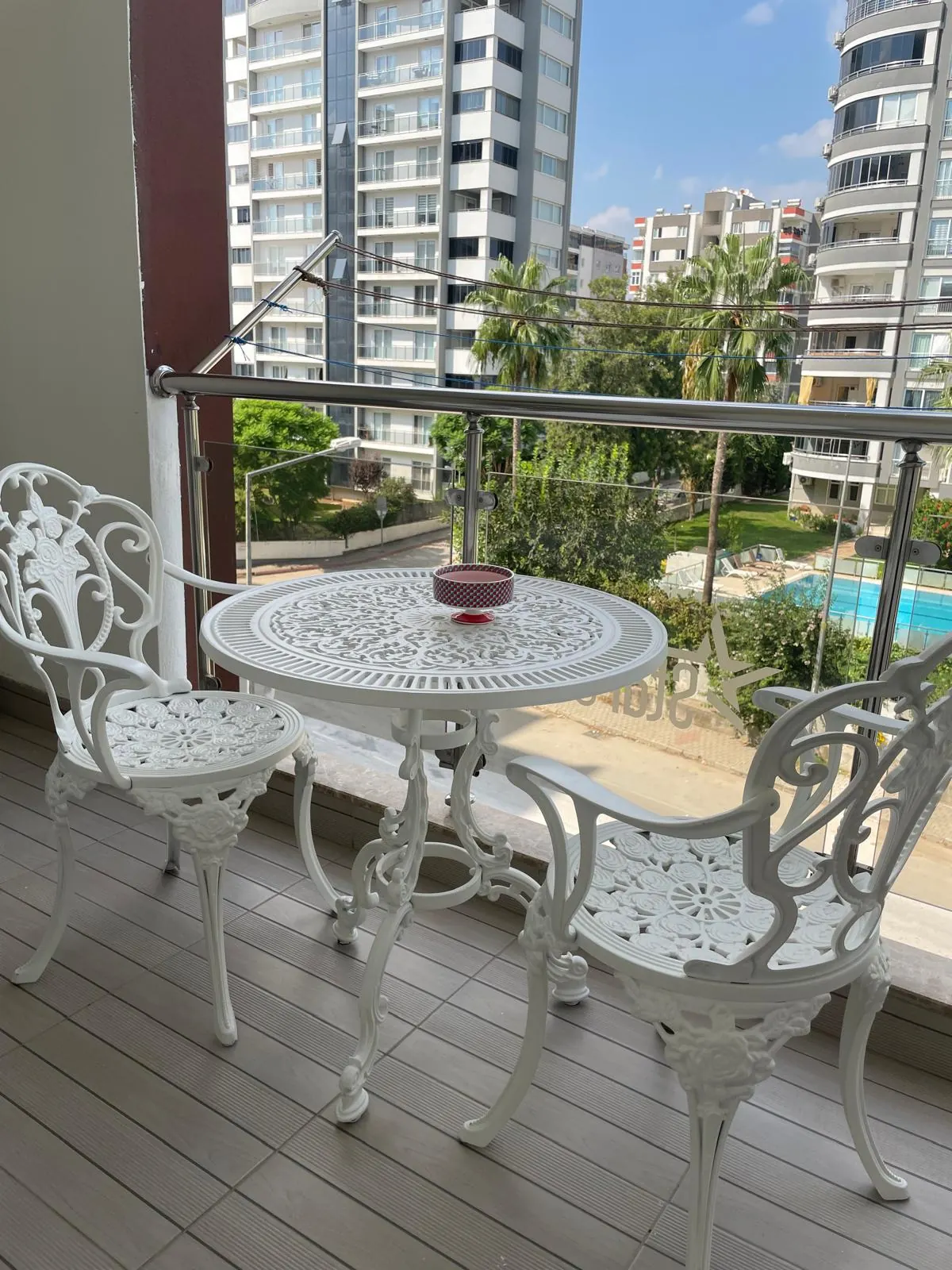 Balkonda beyaz döküm bistro takım