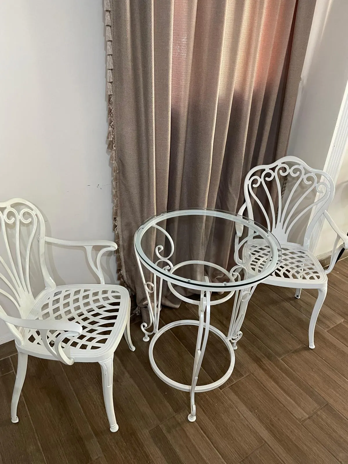 Beyaz döküm sandalye ve cam tablalı masa