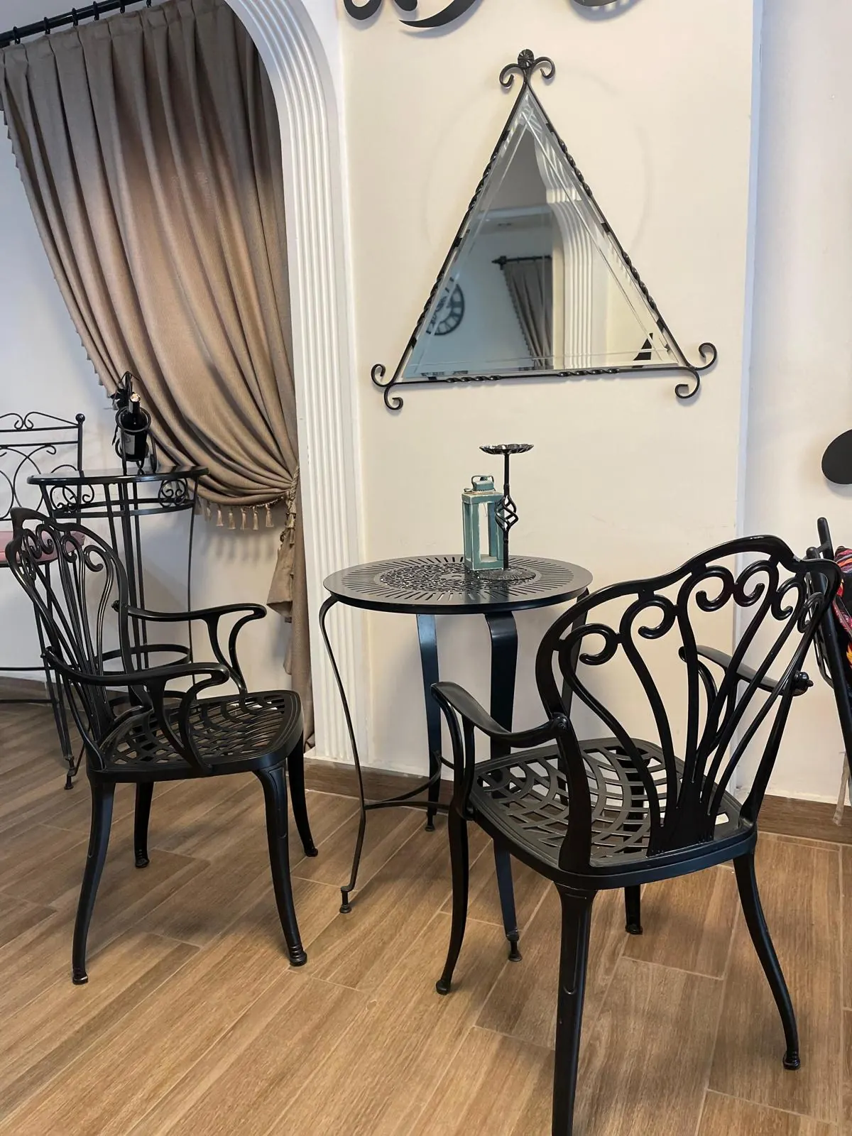Siyah döküm bistro takım ve dekor