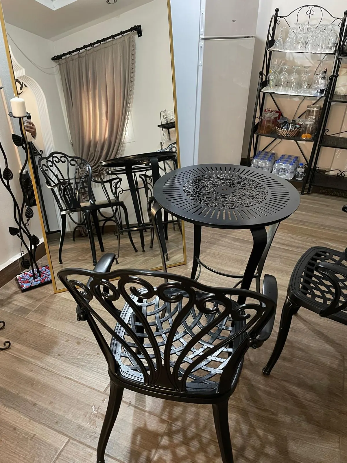 Mağazada siyah döküm bistro takım