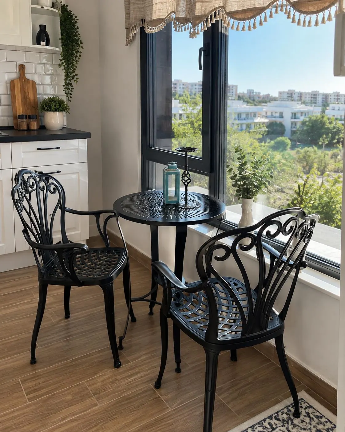 Pencere önünde siyah döküm bistro takım