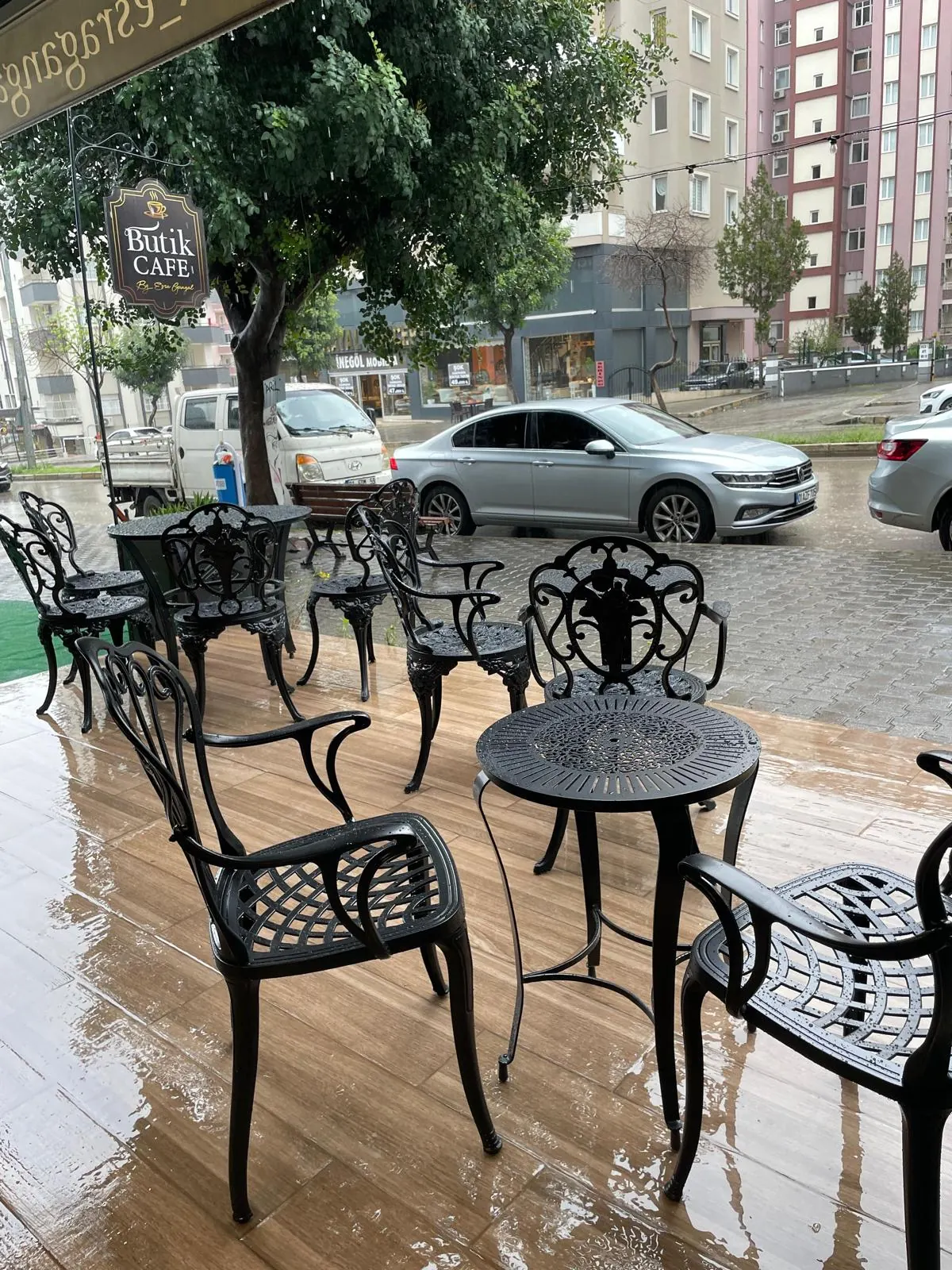 Kafe önünde siyah döküm masa ve sandalye takımları